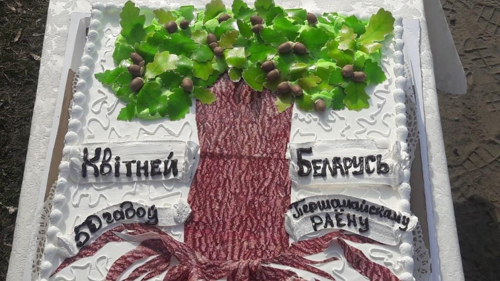 Сотрудники компании "Вольна" приняли участие в посадке аллеи из красных дубов к 50-летию Первомайского района